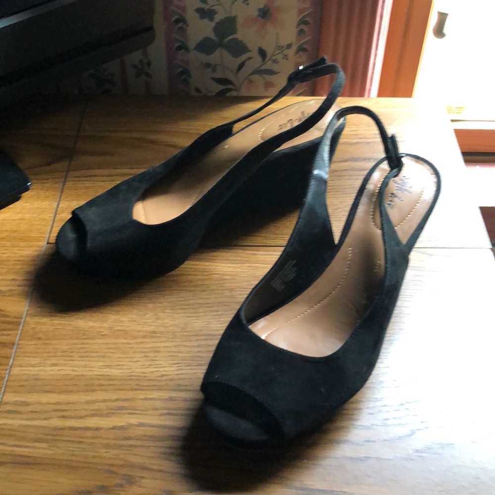 Sling back black shoe